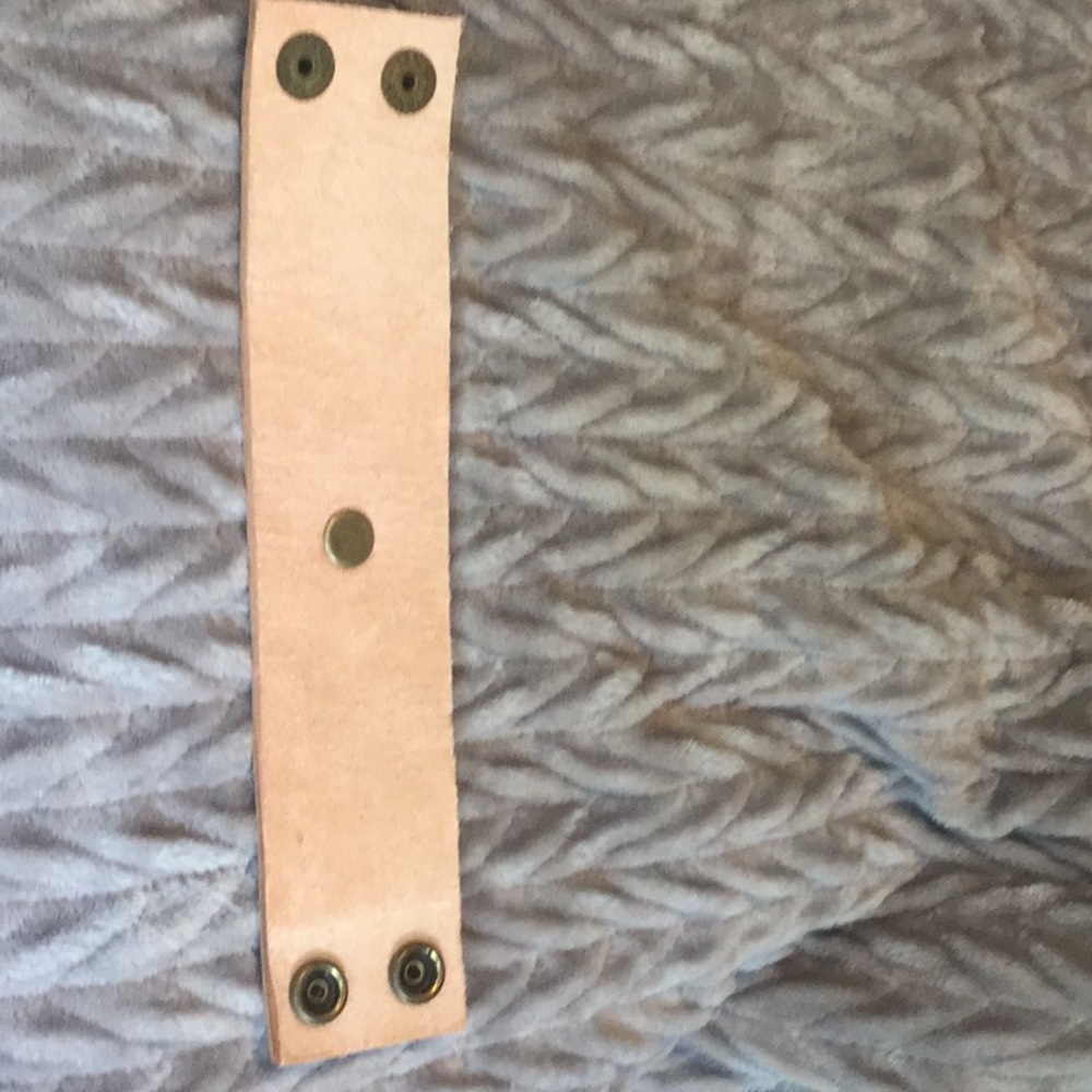 Handmade leather cuff - Picture 5 of 5
